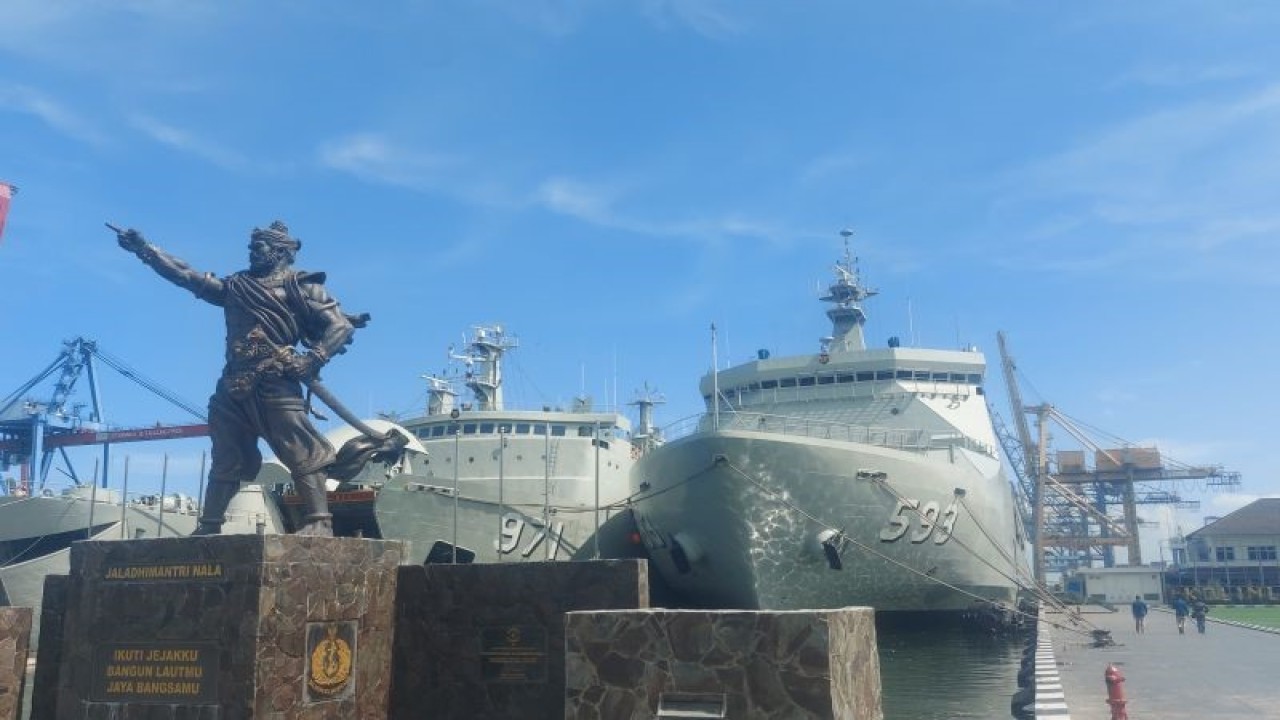 Kapal perang Republik Indonesia Banda Aceh 593 bersandar di pangkalan Komando Lintas Laut Militer (Kolinlamil) Jakarta Utara, Selasa (7/3/2023). ANTARA/Abdu Faisal