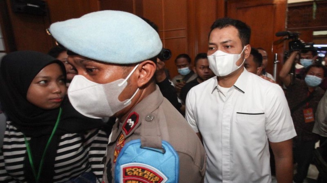 Terdakwa mantan Kabag Ops Polres Malang Kompol Wahyu Setyo Pranoto (kanan) memasuki ruang sidang untuk menjalani sidang vonis perkara tragedi Stadion Kanjuruhan di Pengadilan Negeri Surabaya, Jawa Timur, Kamis (16/3/2023). Majelis hakim memutus bebas mantan Kabag Ops Polres Malang Kompol Wahyu Setyo Pranoto dan mantan Kasat Samapta Polres Malang AKP Bambang Sidik Achmadi dari segala dakwaan dalam perkara itu sedangkan mantan Danki 1 Brimob Polda Jatim AKP Hasdarmawan dipidana penjara satu tahun enam bulan. ANTARA FOTO/Didik Suhartono/aww.