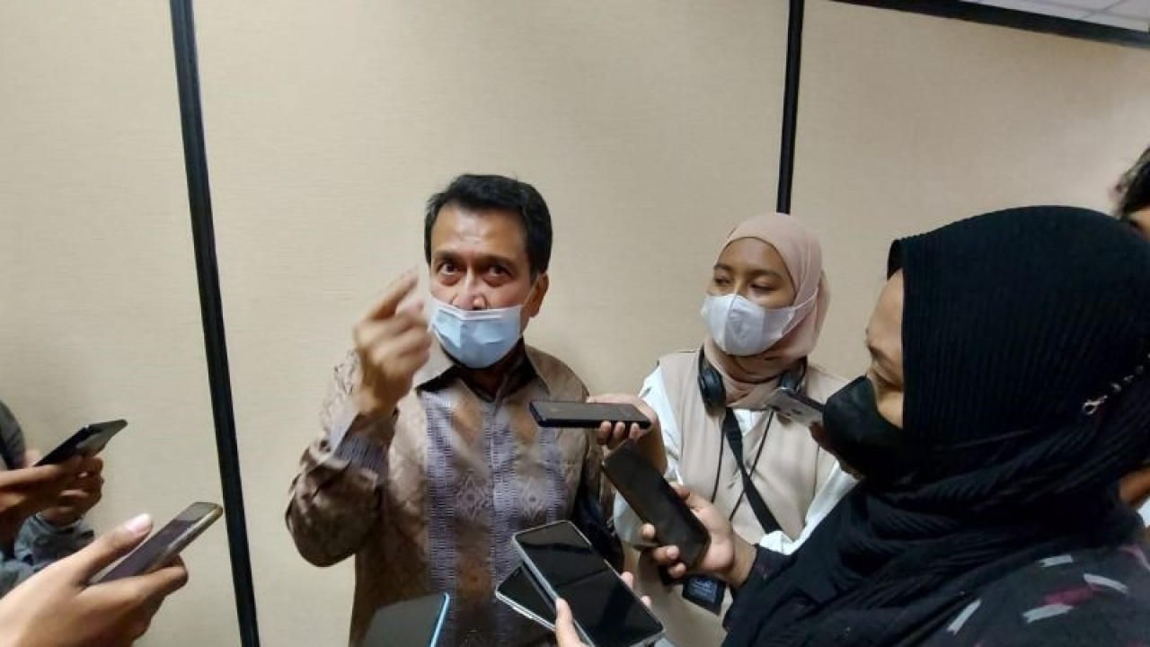 Ketua Komisi Nasional Kejadian Ikutan Pasca-Imunisasi (Komnas KIPI) Prof Hindra Irawan Satari saat memberikan keterangan kepada wartawan dalam agenda Temu Media terkait Pekan Imunisasi Dunia 2023 di Jakarta, Senin (27/3/2023). (ANTARA/Andi Firdaus).