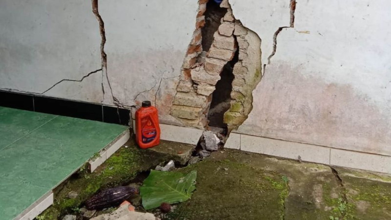 Kondisi rumah warga terdampak tanah gerak di Trenggalek (ANTARA/HO - BPBD Trenggalek)