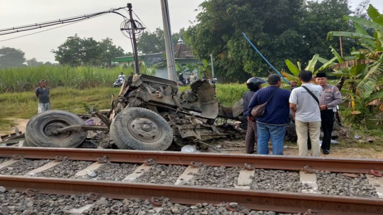 Kondisi badan truk gandeng yang penyok setelah tabrakan antara kereta api dengan truk gandeng di perlintasan 76 antara Stasiun Jombang - Stasiun Sembung, Jombang, Jawa Timur, Kamis (30/3/2023) pagi. Selain itu, tabrakan menyebabkan bagian lokomotif kereta rusak. ANTARA/ HO-Daop 7 Madiun.