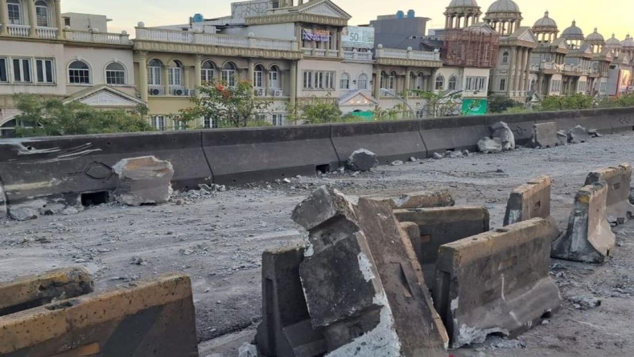 Kondisi MCB yang hancur di Flyover Pesing, Kalideres, Jakarta Barat, Senin (27/3/2023). ANTARA/HO-TMC Polda Metro Jaya