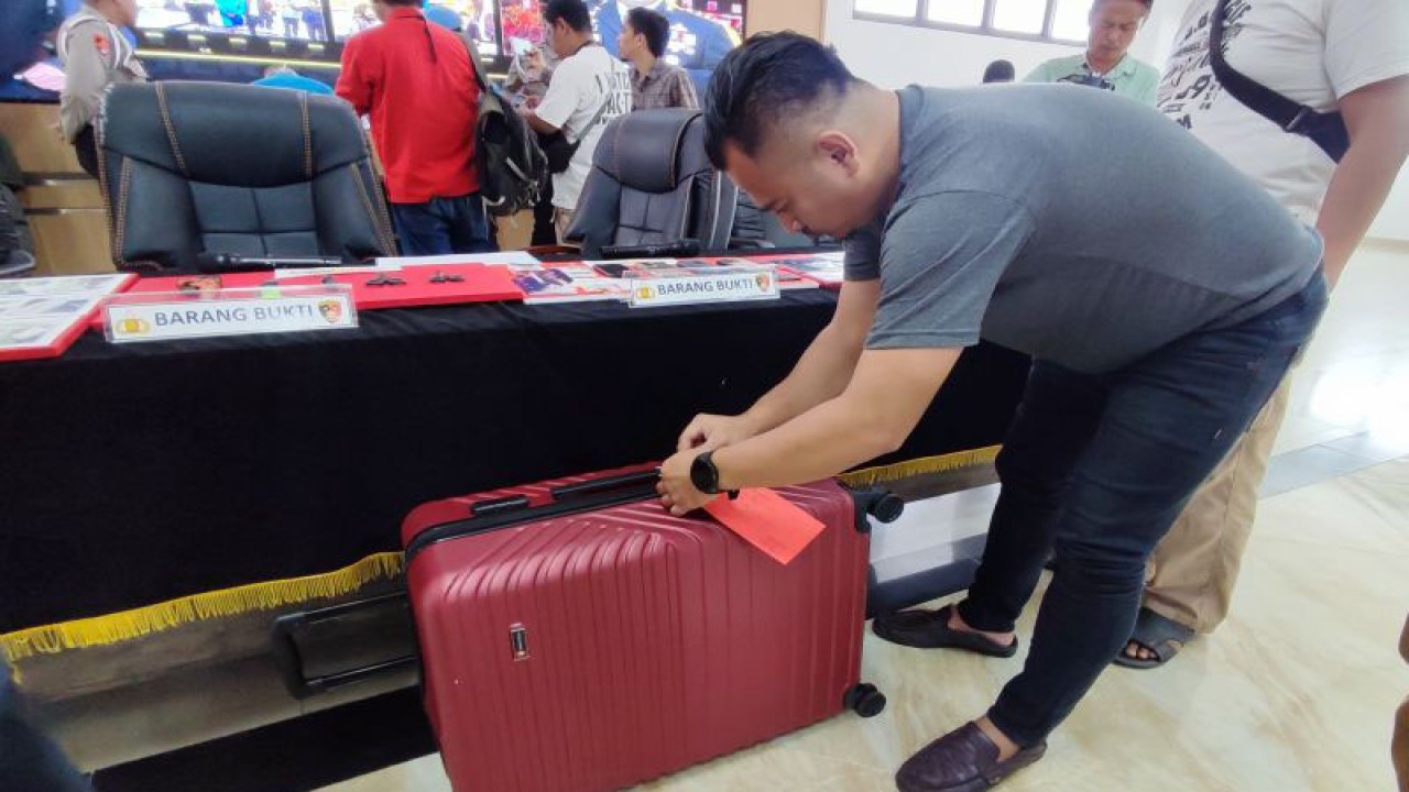 Koper merah dihadirkan dalam pengungkapan kasus penemuan mayat dalam koper di Mapolres, Cibinong, Kabupaten Bogor, Jawa Barat, Sabtu (18/3/2023). ANTARA/M Fikri Setiawan.