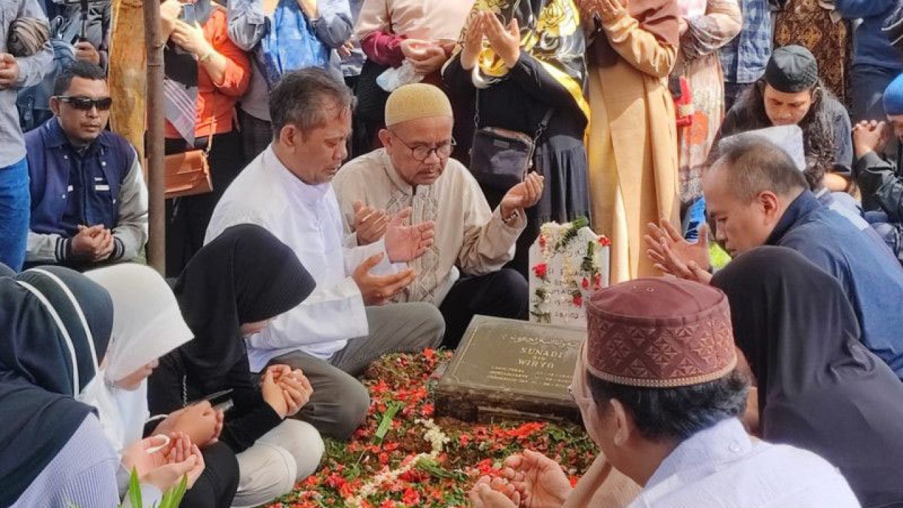 Pemakaman jenazah wanita, korban pembunuhan yang dicor semen di Bekasi, Yusi Purwati (48) diwarnai tangis keluarga ketika jenazah masuk ke dalam liang lahat di Taman Pemakaman Umum (TPU) Malaka, Pondok Kopi, Kecamatan Duren Sawit, Jakarta Timur, Rabu (1/3/2023). ANTARA/Syaiful Hakim