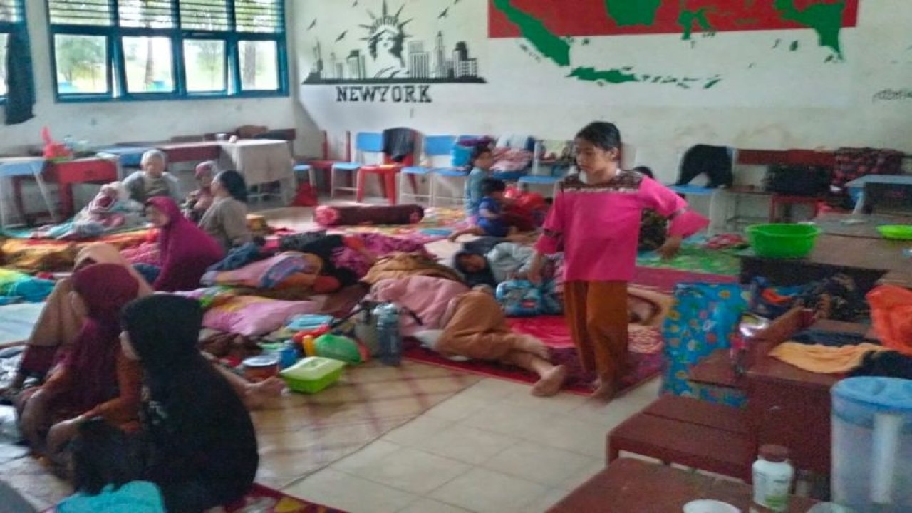 Warga yang terdampak tanah longsor mengungsi di SMA Negeri 1 Serasan, Desa Pangkalan, Kecamatan Serasan, Kabupaten Natuna, Provinsi Kepulauan Riau, Selasa (7/3/2023). (ANTARA/HO Koordinator Pengungsi SMA Negeri 1 Serasan)