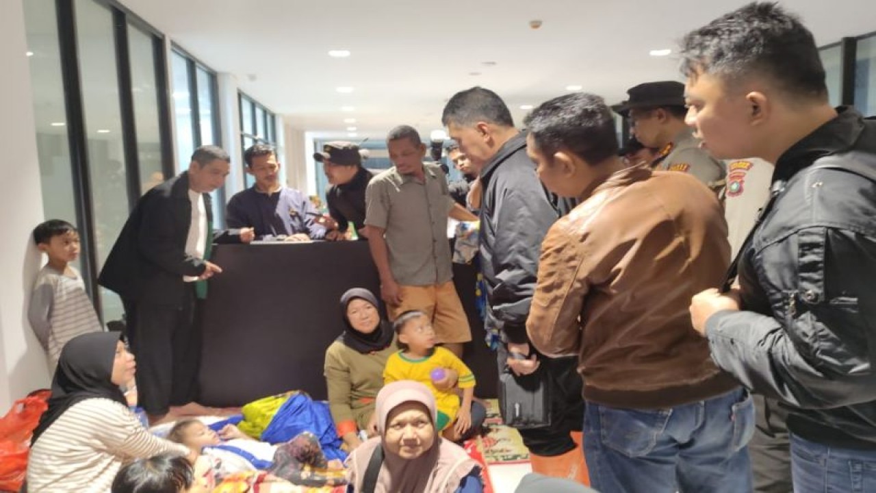 Kondisi para pengungsi korban longsor di PLBN Serasan, Senin (7/3/2023). (ANTARA/HO-Kominfo Natuna)