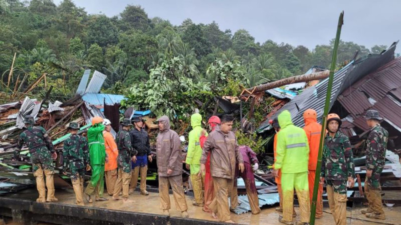 Petugas mencari korban tanah longsor di Pulau Serasan, Kabupaten Natuna, Provinsi Kepulauan Riau, Selasa (7/3/2023). (ANTARA/Nikolas Panama)
