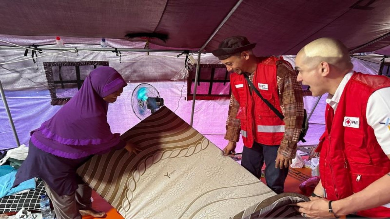 PMI Jakarta Barat beri bantuan matras kepada korban kebakaran di Depo Pertamina Plumpang, Koja, Jakarta Utara, Kamis (8/3/2023). ANTARA/Ho-PMI Jakarta Barat