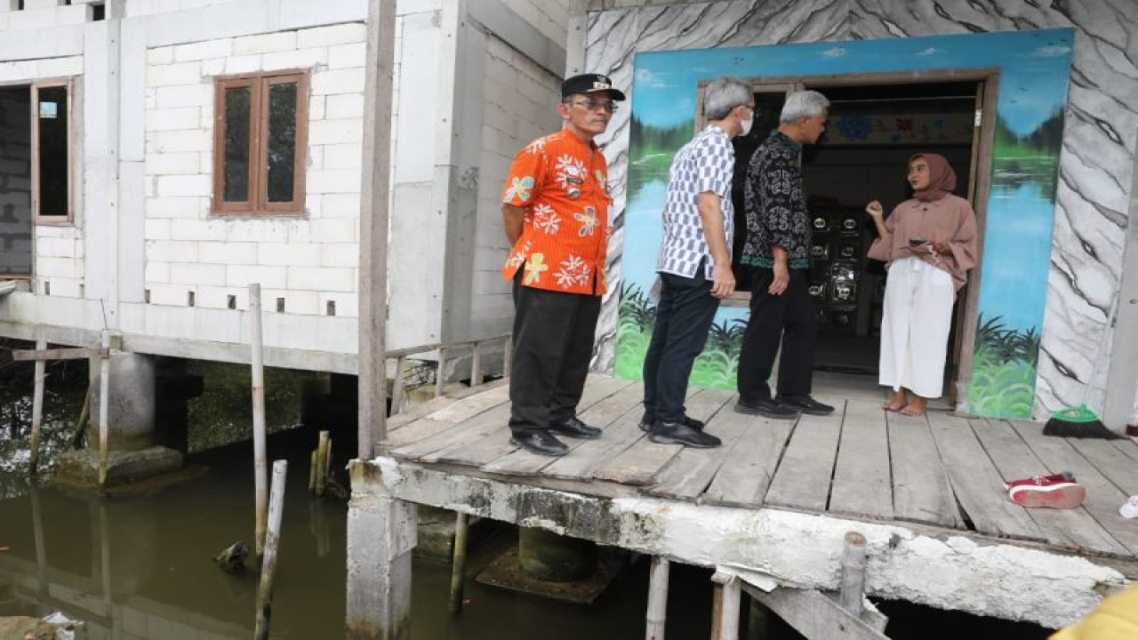 Gubernur Jawa Tengah Ganjar Pranowo mengunjungi korban abrasi di Desa Bedono, Kecamatan Sayung, Kabupaten Demak, yang mendapat bantuan rumah sistem panel instan. (ANTARA/HO-Humas Pemprov Jateng)