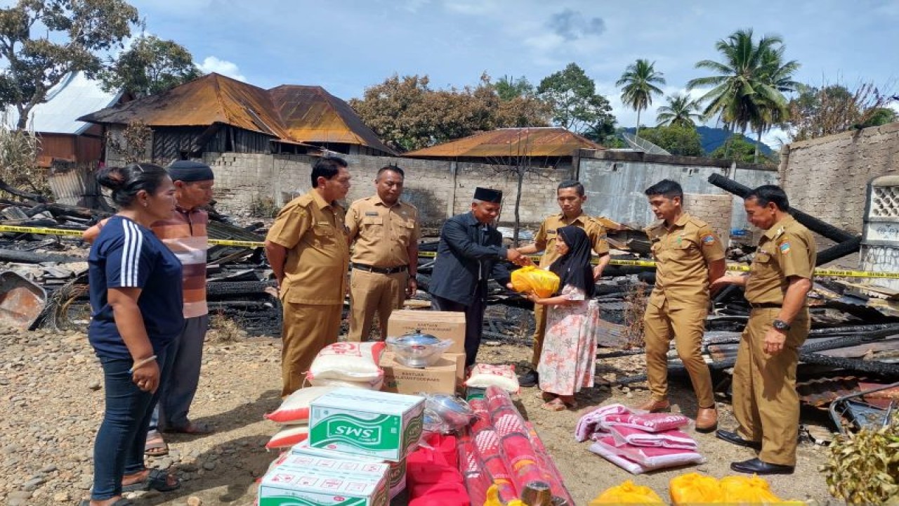 Pemerintah Kabupaten Solok Selatan menyerahkan bantuan kepada korban kebakaran di kawasan obyek wisata Saribu Rumah Gadang, Nagari Koto Baru, Kec. Sungai Pagu. (ANTARA/HO)