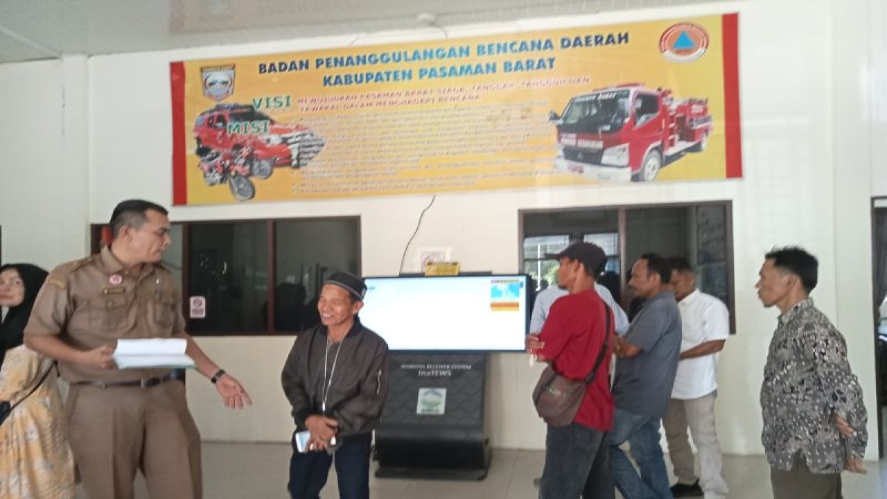 Warga koban gempa di Pasaman Barat kembali mendatangi kantor BPBD setempat terkait belum cairnya anggaran untuk bantuan pembangunan rumah terdampak gempa, Senin.