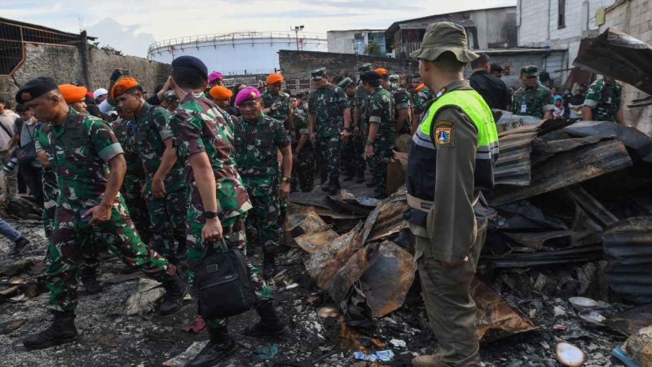 Panglima TNI Laksamana TNI Yudo Margono (tengah) beserta jajarannya meninjau lokasi permukiman yang terdampak kebakaran Depo Pertamina Plumpang di Jakarta Utara, Jakarta, Senin (6/3/2023). ANTARA FOTO/Aditya Pradana Putra/rwa. (ANTARA FOTO/ADITYA PRADANA PUTRA)
