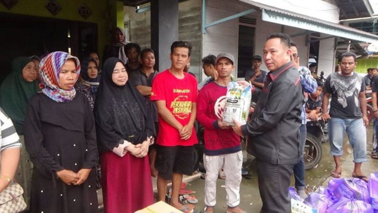 Ketua DPRD Murung Raya Doni saat menyerahkan secara simbolis bantuan kepada warga terdampak dari musibah kebakaran di Desa Mangkahui, Rabu (29/3/2023). ANTARA/dokumentasi pribadi.
