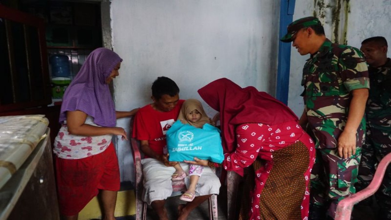 Kasrem 152/Baabullah Kolonel Inf Ridwan Khoerul Anwar saat menyambangi dan memberikan bantuan berupa makan-makanan bergizi kepada anak asuh stuntingnya, Selasa (28/3/2023). ANTARA/HO- Penrem 152/Baabullah Ternate (Abdul Fatah)
