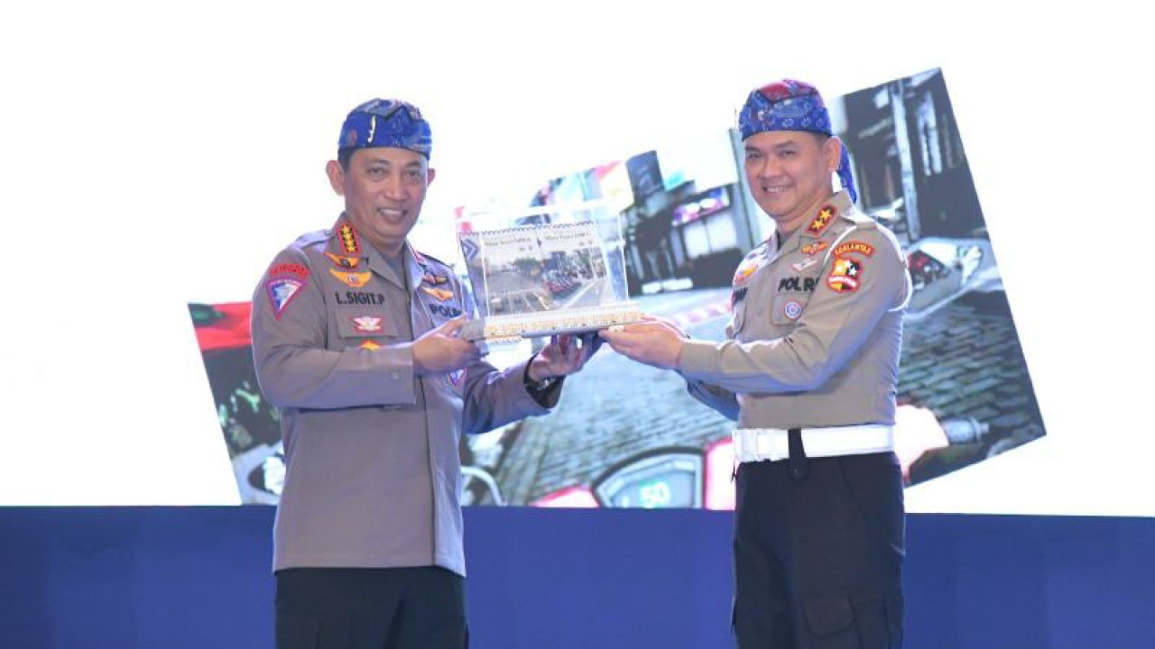 Dokumentasi - Kepala Korps Lalu Lintas Polri Irjen. Pol. Firman Shantyabudi (kanan) bersama Kapolri Jenderal Pol. Listyo Sigit Prabowo. (ANTARA/HO-Korlantas)