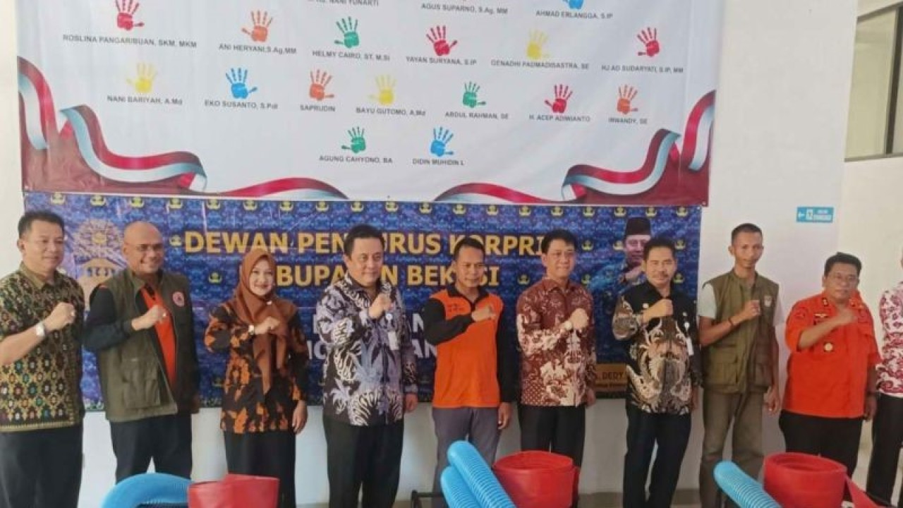 Penyerahan secara simbolis bantuan 10 unit mesin pompa dari Dewan Pengurus Korps Pegawai Republik Indonesia Kabupaten Bekasi kepada perwakilan pengurus desa tangguh bencana di aula Gedung BPBD Kabupaten Bekasi, Komplek Perkantoran Pemkab Bekasi, Kamis. (ANTARA/Pradita Kurniawan Syah).