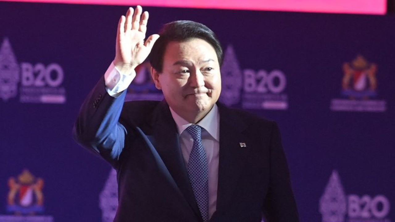 Arsip - Presiden Korea Selatan Yoon Suk-yeol melambaikan tangan menjelang menyampaikan paparannya dalam sesi pleno XI B20 Summit Indonesia 2022 di Nusa Dua, Kabupaten Badung, Bali, Senin (14/11/2022). ANTARA FOTO/Media Center G20 Indonesia/Zabur Karuru/nym (ANTARA FOTO/ZABUR KARURU)