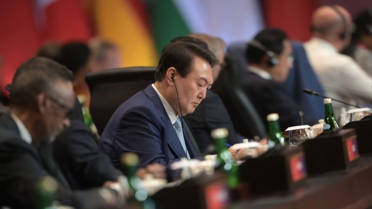 Foto arsip - Presiden Koea Selatan Yoon Suk-yeol mengikuti pertemuan puncak KTT G20 Indonesia, Nusa Dua, Bali, Selasa (15/11/2022). Media Center G20 Indonesia/Galih Pradipta/nym/22. (ANTARA FOTO/GALIH PRADIPTA)