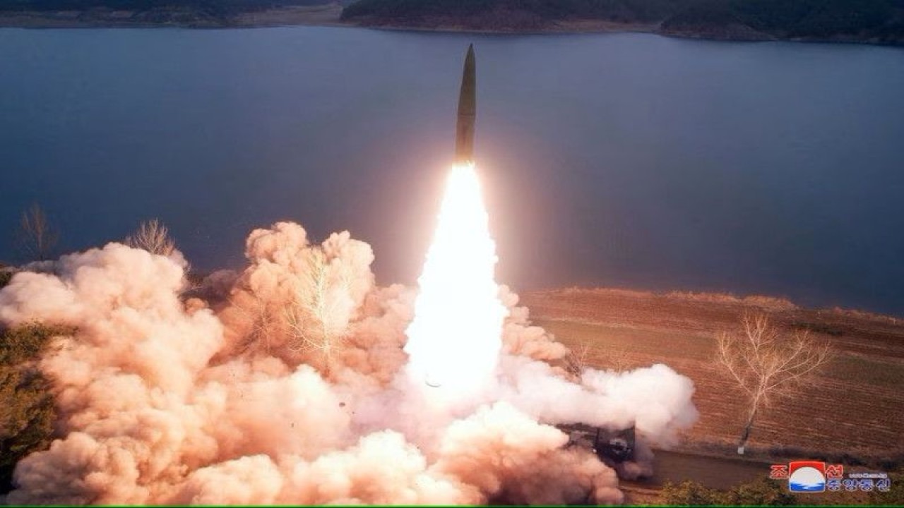 Sebuah rudal diluncurkan oleh militer Korea Utara di sebuah lokasi yang dirahasiakan dalam foto yang dirilis oleh kantor berita resmi KCNA pada 15 Maret 2023. (KCNA via REUTERS/as)