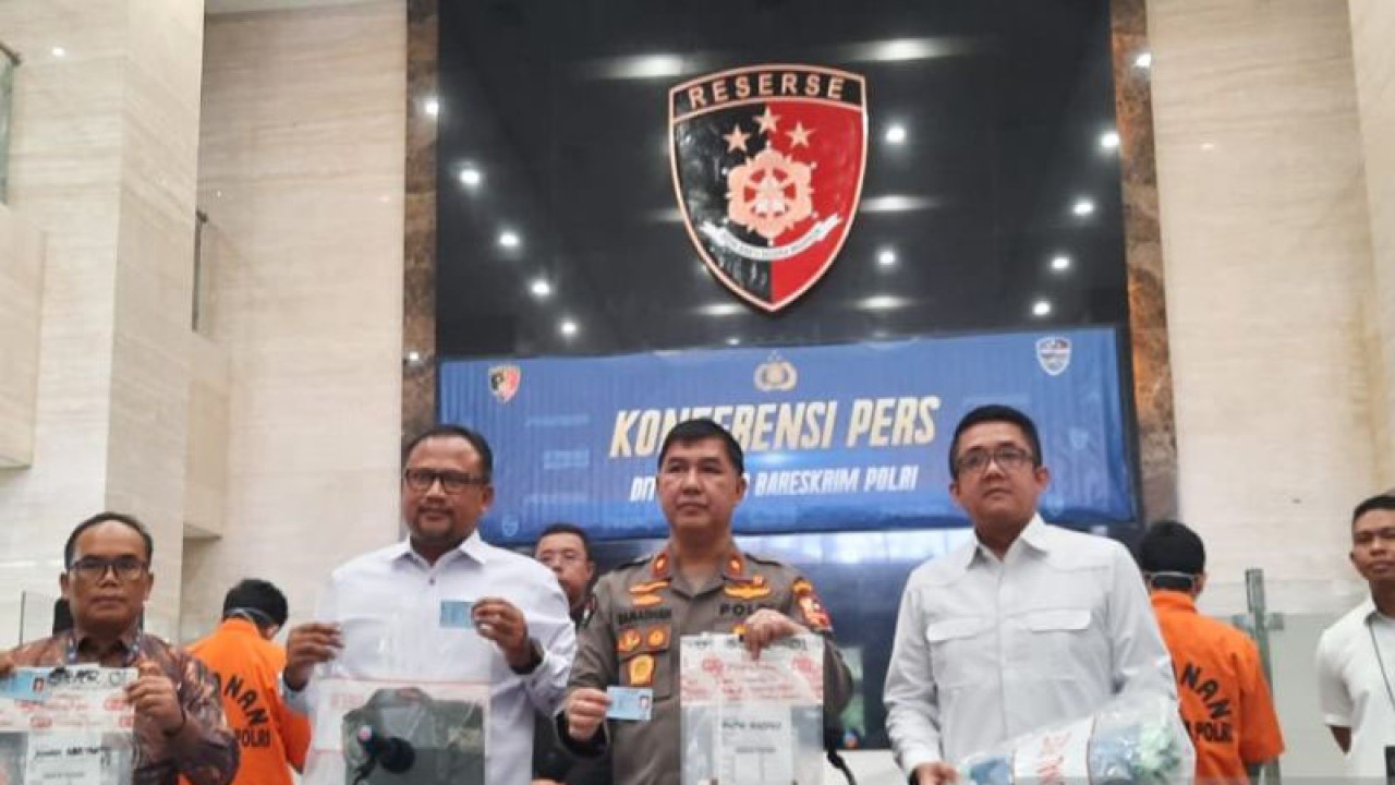 Ki-ka: Anggota KPAI Kawiyan, Dirtipidsiber Bareskrim Polri Brigjen Pol. Adi Vivid A Bactiar, Karopenmas Polri Brigjen Pol. Ahmad Ramadhan dan Kepala Sub Direktorat (Kasubdit) II Dittipidsiber Bareskrim Polri Kombes Pol. Rizki Agung Prakoso memperlihatkan barang bukti kejahatan pelaku pembuat dan mengedarkan serta pelaku asusila terhadap anak di Bareskrim Polri, Jakarta, Senin (27/3/2023). (ANTARA/Laily Rahmawaty)