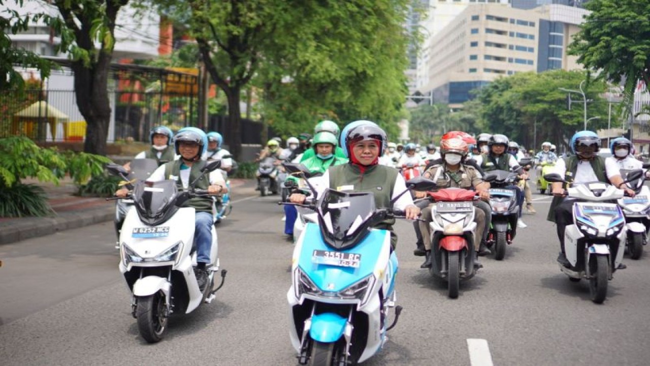 Sejumah warga mengendarai sepeda motor listrik di Surabaya, Jawa Timur, Minggu (30/10/2022). (FOTO ANTARA/HO-PLN)