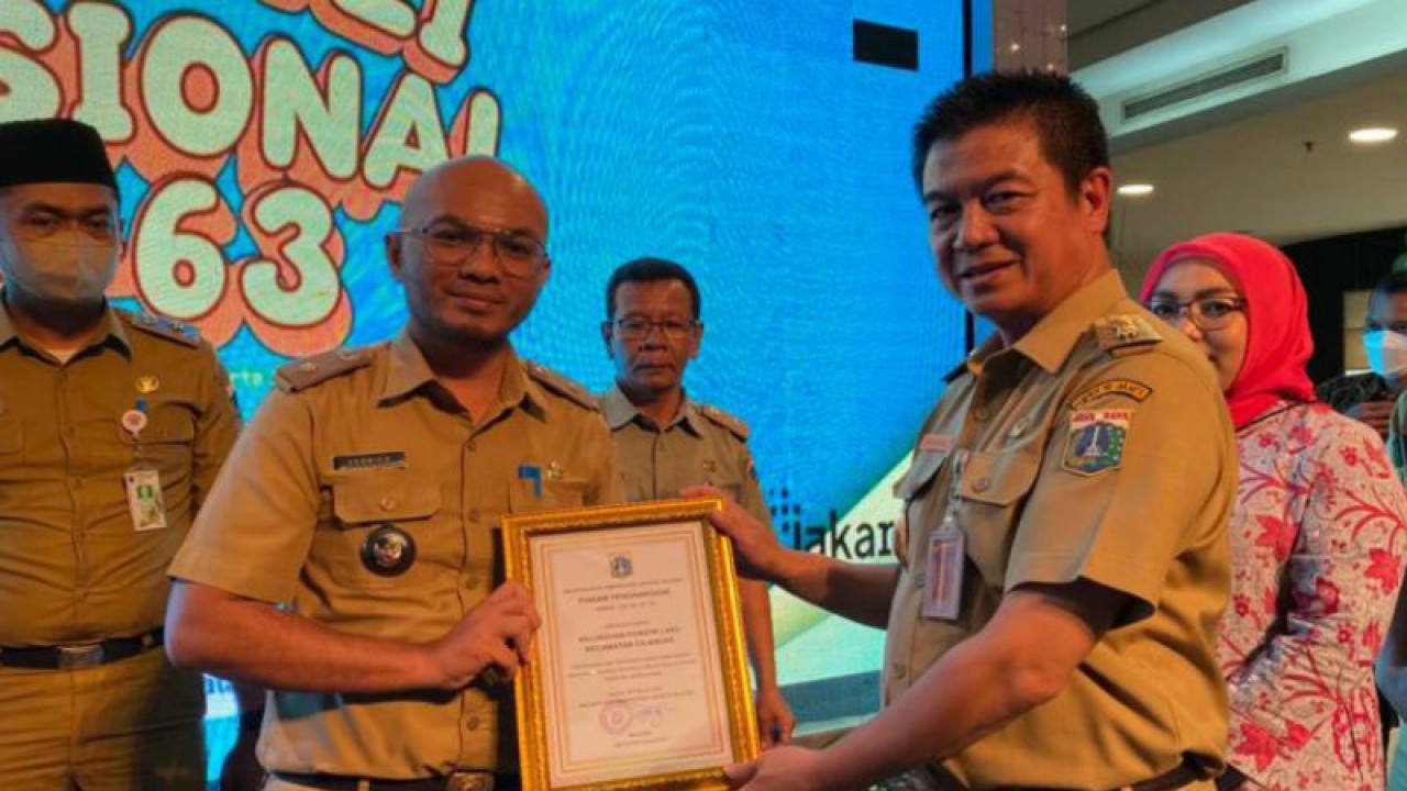 Lurah Pondok Labu Nachnoer Vernier menerima penghargaan pengentasan stunting dalam acara Kelompok Peduli Gizi (KPG) Award, Jakarta, Selasa (28/2/2023). ANTARA/Luthfia Miranda Putri