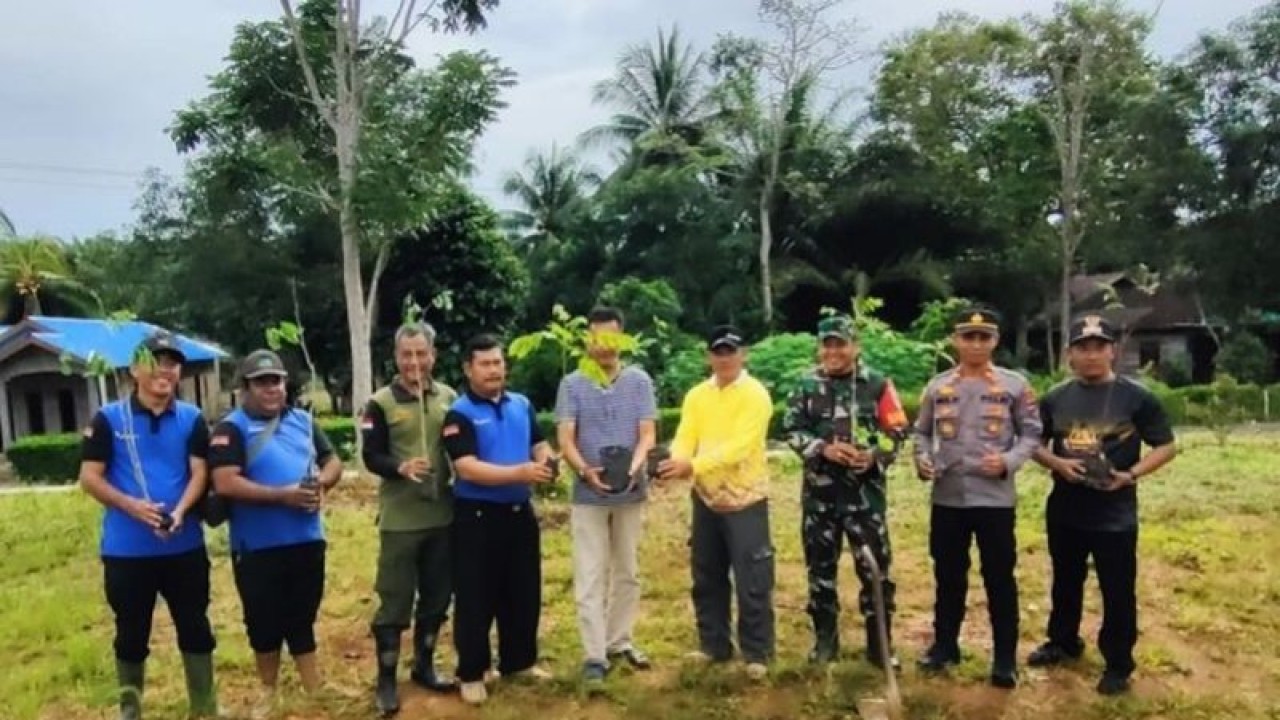Kesatuan Pengelolaan Hutan ( KPH) Cantung, Kotabaru, Kalsel, unsur muspika, dan masyarakat menanam pohon di area wisata Bumi Asih, Kecamatan Kelumpang Selatan beberapa waktu lalu. ANTARA/HO-Pemerintah Kecamatan Kelumpang Selatan