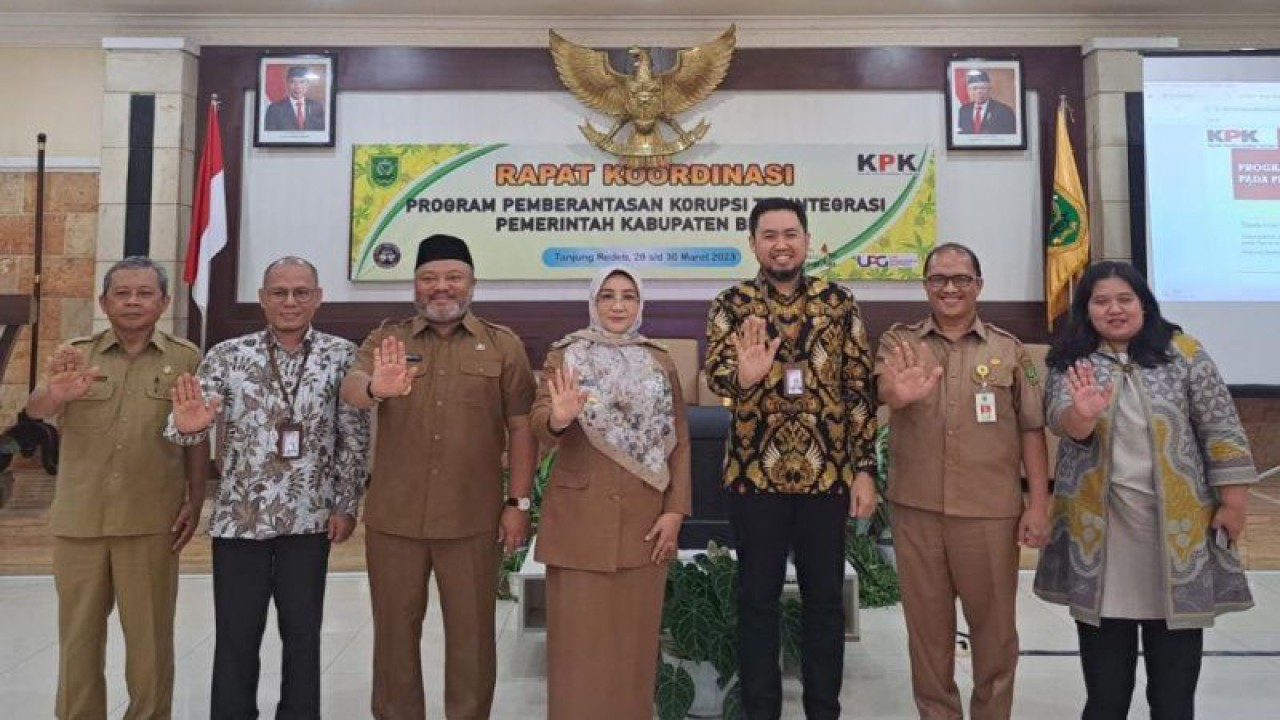 Bupati Berau Sri Juniarsih (tengah) bersama perwakilan KPK RI dan jajaran OPD Kabupaten Berau di Kalimantan Timur, Selasa (28/3/2023). (ANTARA/WN Fachrurroziz)