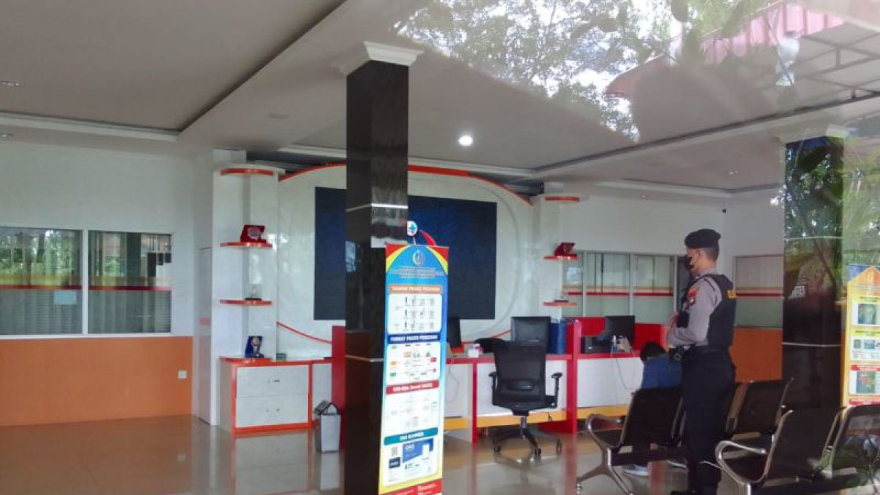Aparat kepolisian berseragam lengkap dan membawa senjata laras panjang mengawal penggeledahan oleh tim penyidik KPK di Kantor Badan Pengusahaan Kawasan Perdagangan Bebas dan Pelabuhan Bebas Bintan Wilayah Tanjungpinang, Kepulauan Riau, Selasa (28/3/2023). (ANTARA/Ogen)