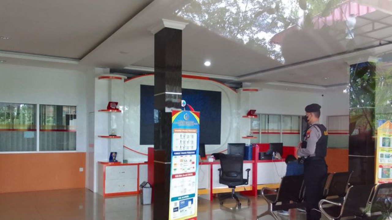 Anggota polisi mengawal anggota KPK yang melakukan penggeledahan di Kantor BP FTZ Tanjungpinang, Selasa. ANTARA/Ogen