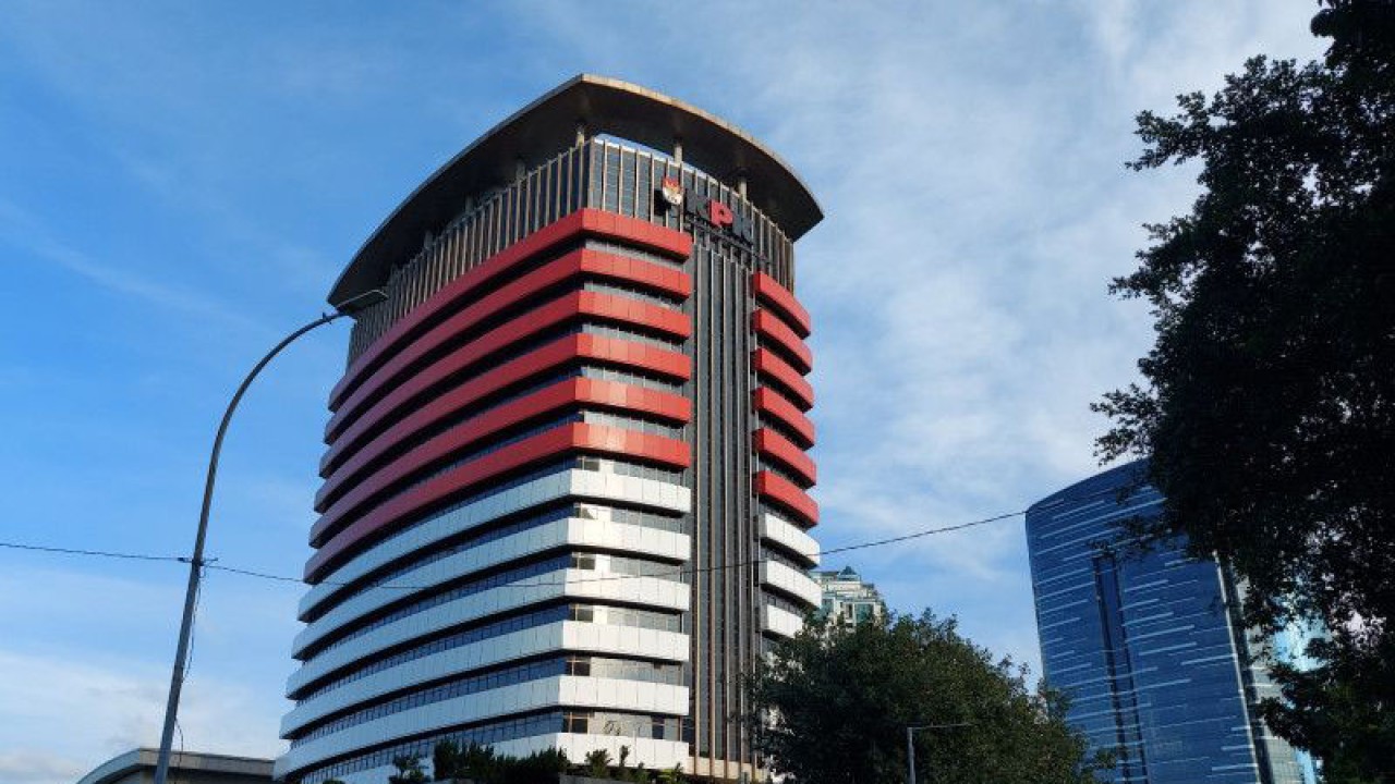 terkait dengan kasus korupsi tunjangan kinerja (tukin) pegawai di Kementerian Energi dan Sumber Daya Mineral (ESDM) Tahun Anggaran 2020-2022.