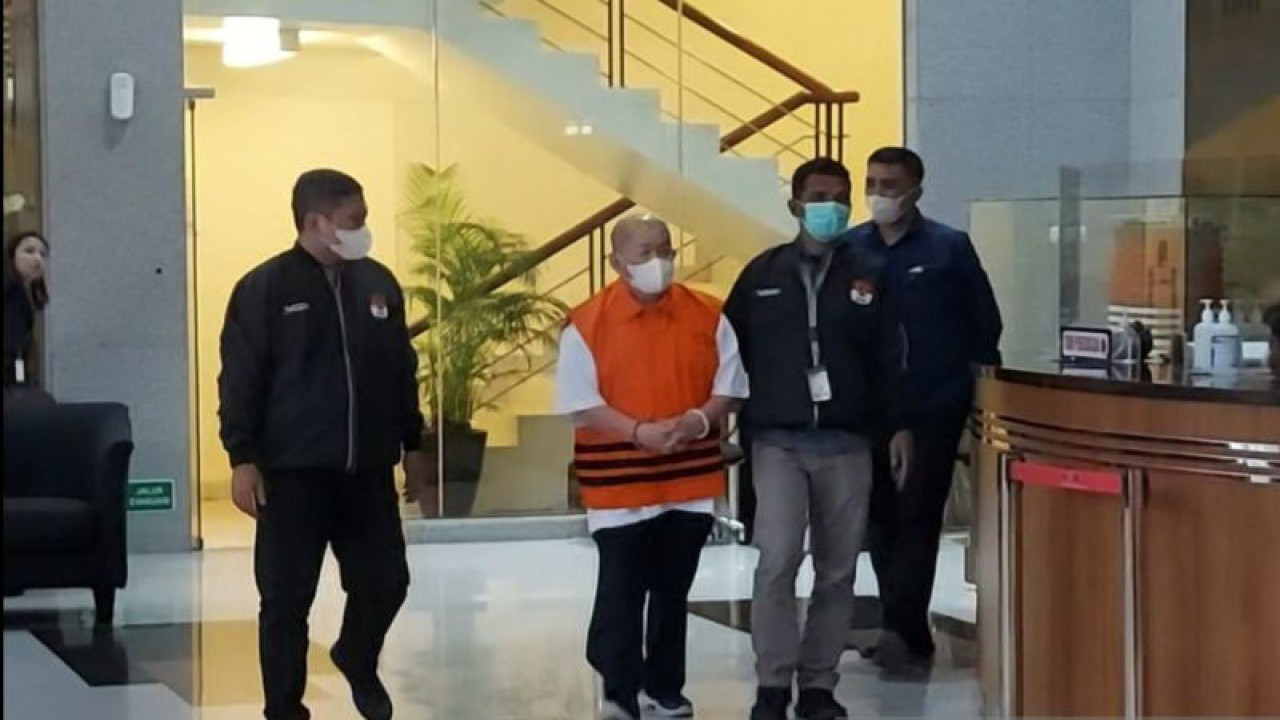 Komisi Pemberantasan Korupsi (KPK) hadirkan tersangka Liem Sin Tiong, atas perannya menyuap mantan Bupati Buru Selatan Tagop Sudarsono Soulisa, di Gedung Merah Putih KPK, Jakarta Selatan, Kamis (30/3/2023). ANTARA/Fianda Sjofjan Rassat