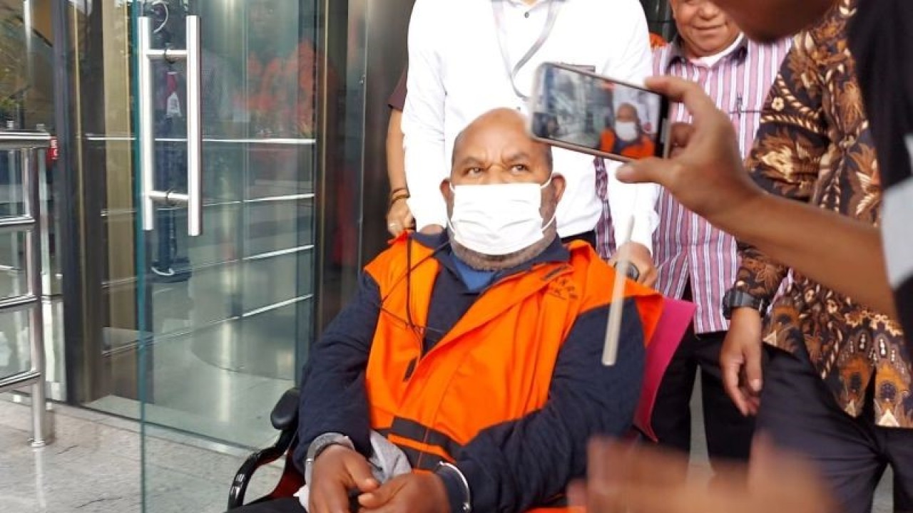 Dokumentasi - Gubernur Papua nonaktif Lukas Enembe usai diperiksa sebagai saksi di Gedung Merah Putih KPK, Jakarta, Senin (30/1/2023). ANTARA/Fianda Sjofjan Rassat