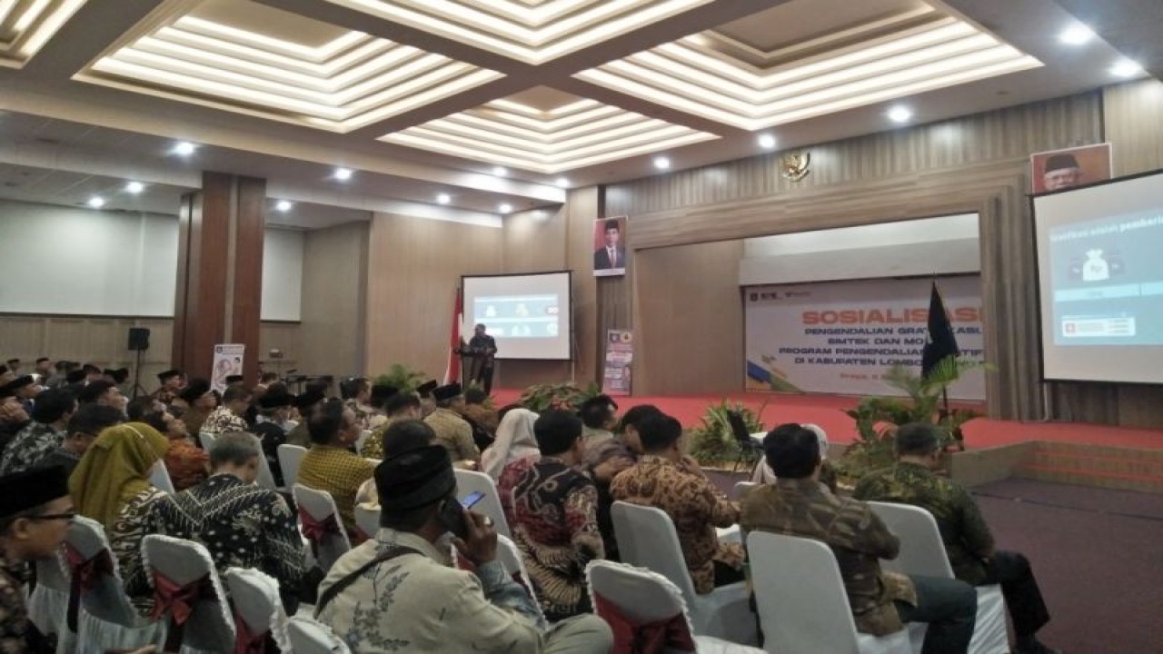 Acara sosialisasi pengendalian gratifikasi yang digelar KPK di bagi pejabat di Kantor Bupati Lombok Tengah, NTB, Kamis (9/3/2023) (ANTARA/Akhyar)