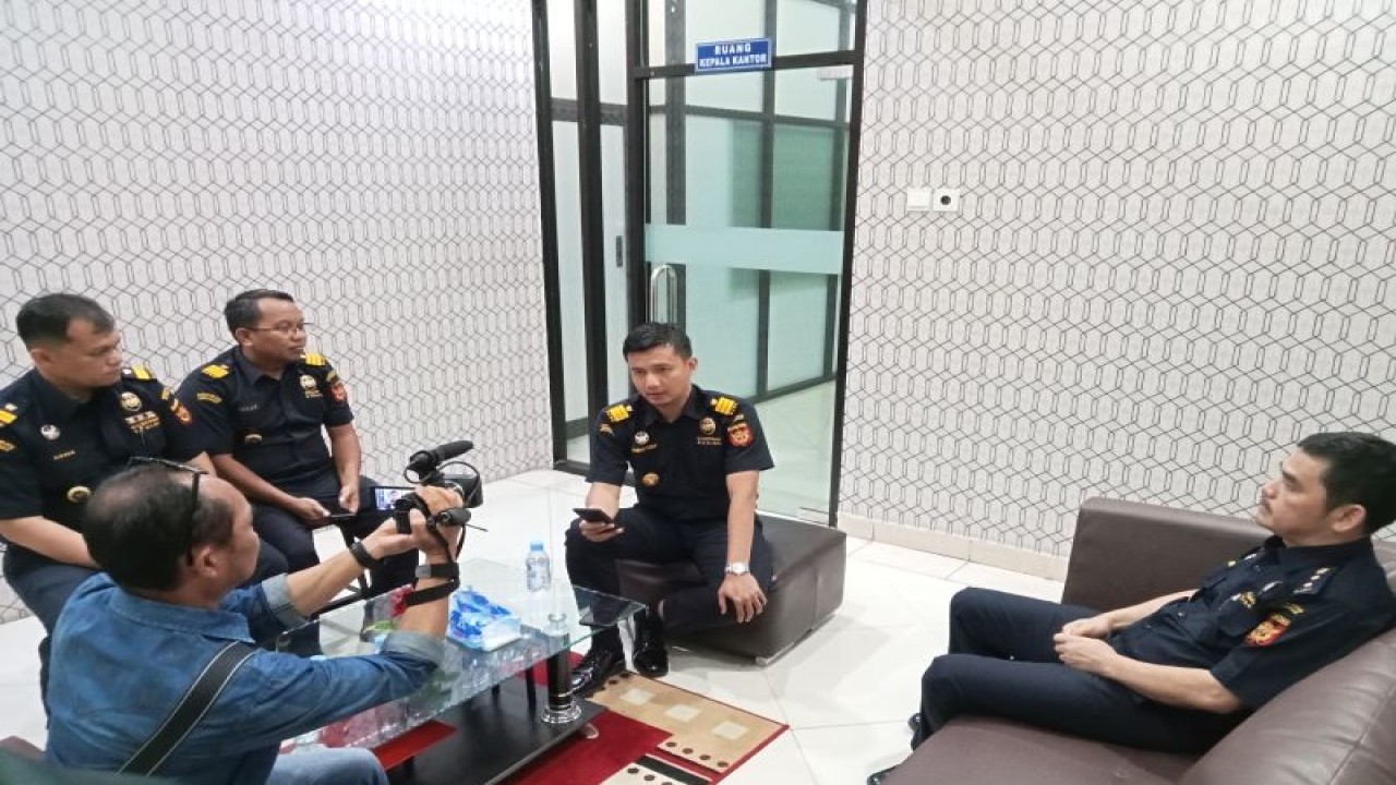 Plt Bea Cukai Palangka Raya, Kalimantan Tengah Firman Yusuf di wawancarai wartawan saat disambangi di kantornya bersama sejumlah pegawai setempat, beberapa waktu lalu. ANTARA/Adi Wibowo