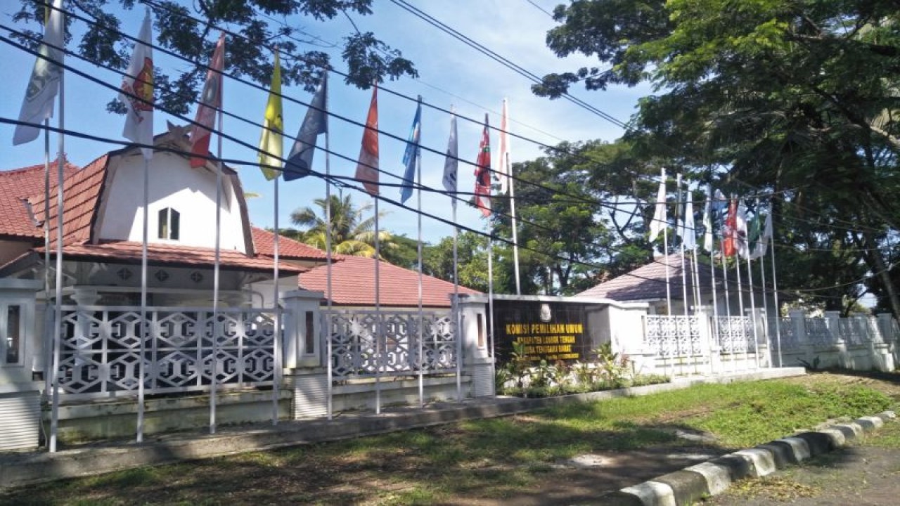 Bendera Partai Politik yang terpasang di kantor KPU Lombok Tengah, Nusa Tenggara Barat (ANTARA/Akhyar)