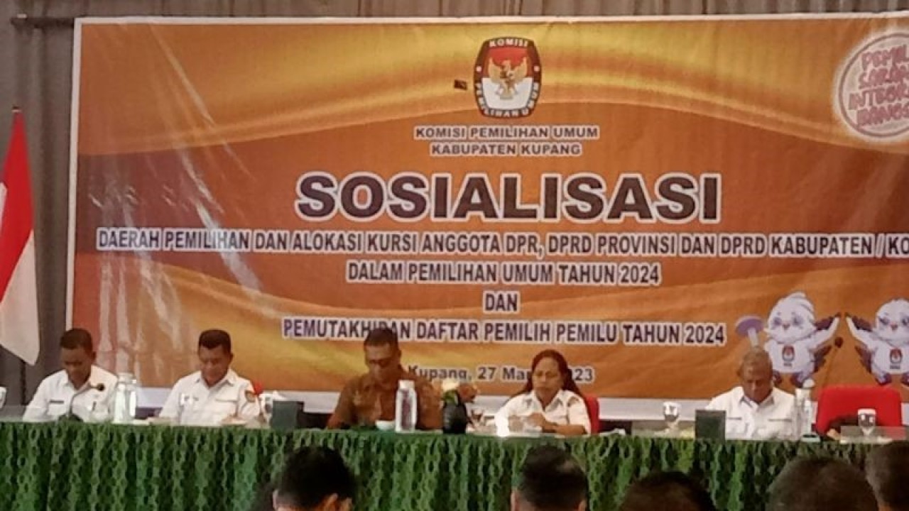 Komisi Pemilihan Umum (KPU) Kabupaten Kupang Provinsi usa Tenggara Timur melakukan sosialisasi berbagai tahapan pemilu bagi peserta pemilu, tokoh agama dan tokoh masyarakat. (ANTARA/Benny Jahang)