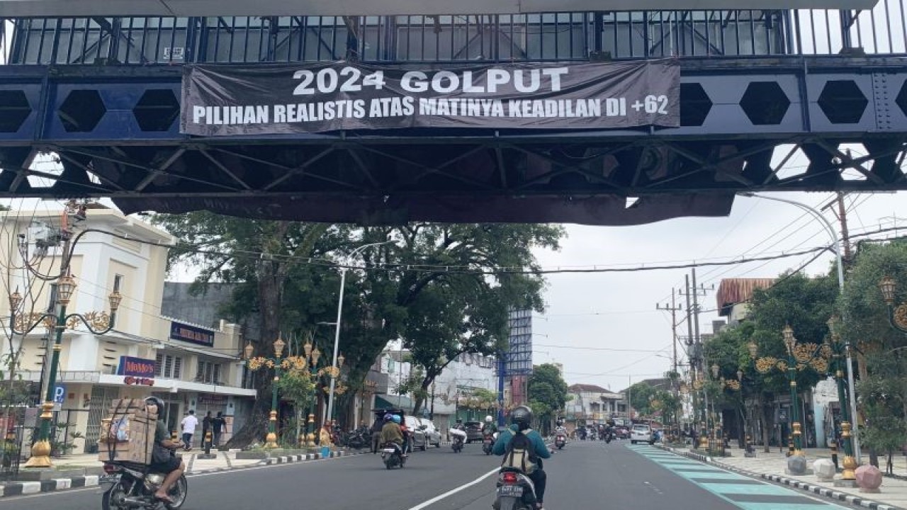 Spanduk ajakan untuk tidak memilih pada Pemilu 2024 yang terpasang di Jalan Basuki Rachmat atau Kawasan Kayutangan Heritage, Kota Malang, Jawa Timur, Selasa (28/3/2023). ANTARA/Vicki Febrianto