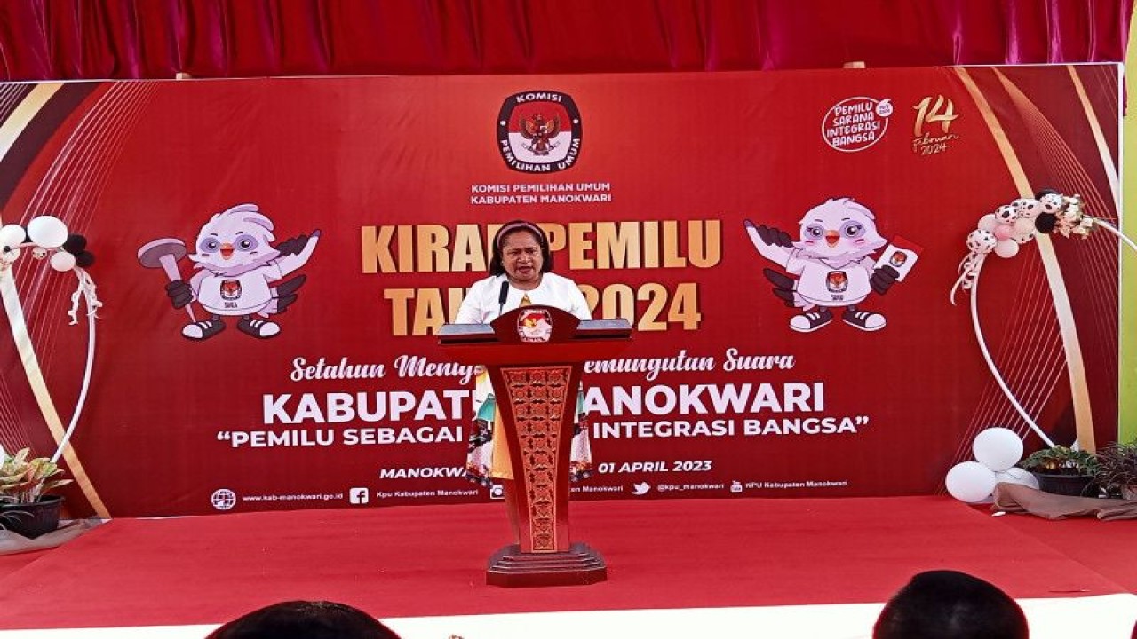 Ketua KPU Manokwari Aplena AL Rumaikeuw saat meluncurkan Kirab Pemilu 2024 di Manokwari, Papua Barat, Senin (27/3/2023). (ANTARA/Fransiskus Salu Weking)