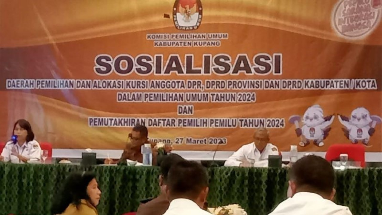 Ketua Komisi Pemilihan Umum (KPU) Kabupaten Kupang Provinsi Nusa Tenggara Timur Elyaser Lomi Rihi (kedua dari kiri) saat melakukan sosialisasi tahapan pemilu bagi partai politik di Kabupaten Kupang, Senin. (ANTARA/Benny Jahang)