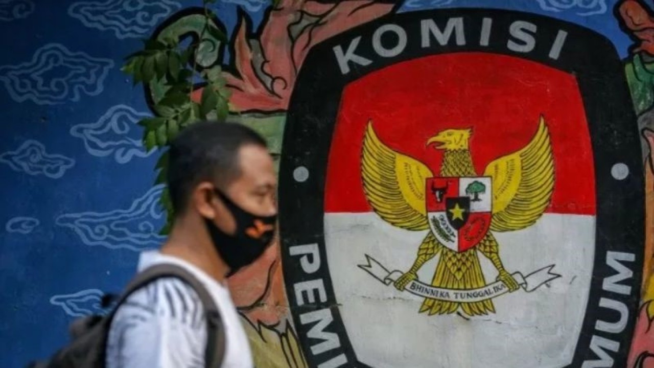 Ilustrasi - Warga melintas di depan mural bertema pemilihan umum di kawasan Pasar Anyar, Kota Tangerang, Banten. ANTARA FOTO/Fauzan.
