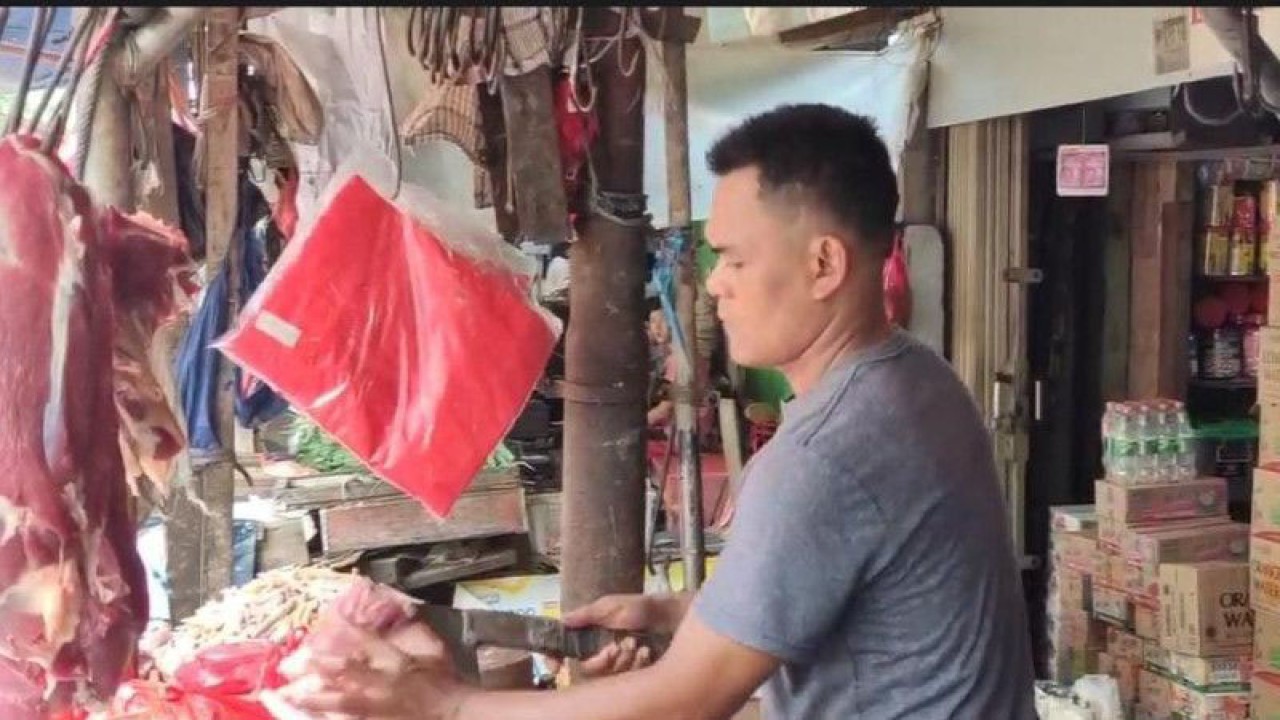 Salah satu pedagang tengah memotong daging sapi di Pasar Kramat Jati, Jakarta Timur, Senin (13/3/2023). Harga daging sapi di pasar itu merangkak naik dari Rp120 ribu/kilogram menjadi Rp130 ribu/kilogram. ANTARA/Syaiful Hakim