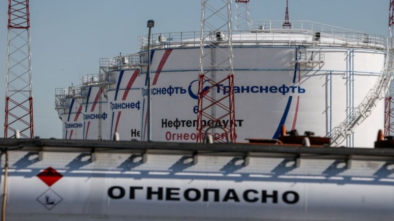 Foto Dokumen: Pemandangan menunjukkan tangki minyak di fasilitas produksi LPDS Volodarskaya milik operator pipa minyak Transneft di desa Konstantinovo di wilayah Moskow, Rusia 8 Juni 2022. ANTARA/REUTERS/Maxim Shemetov