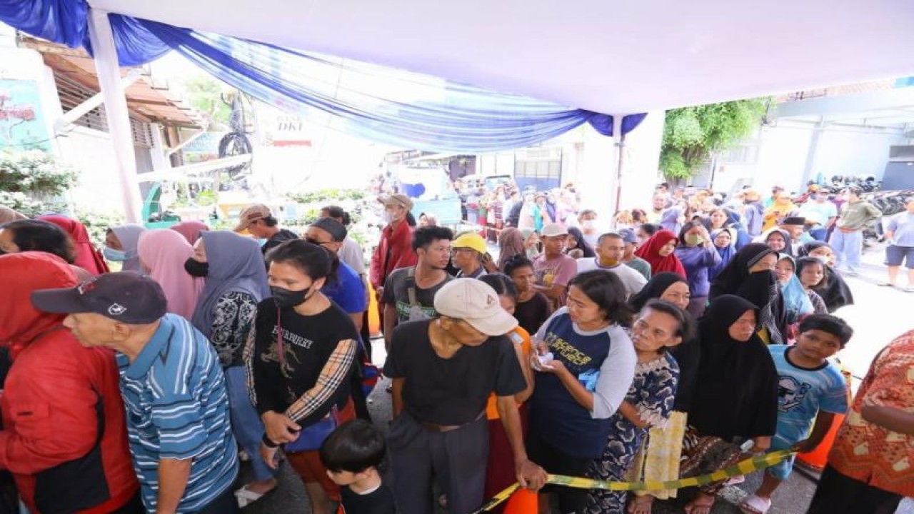 Warga Kelurahan Krukut, Jakarta Barat antusias mengikuti kegiatan pasar murah yang digelar Kementerian BUMN dan PT PGN Tbk, Kamis (30/3/2023). ANTARA/HO-PT PGN Tbk