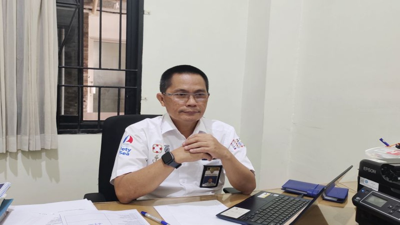 Kasi Lalu Lintas Angkutan Laut KSOP Kelas I Panjang, A Dwi Saputra saat memberi keterangan. ANTARA/Ruth Intan Sozometa Kanafi.