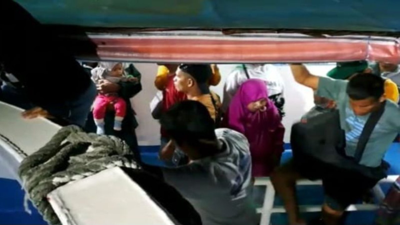 Puluhan penumpang KM Ajul Safikram 02 rute Halmahera Selatan - Kota Ternate, kandas di perairan Desa Sumae, Kabupaten Halmahera Selatan, Senin (27/3/2023). ANTARA/Abdul Fatah