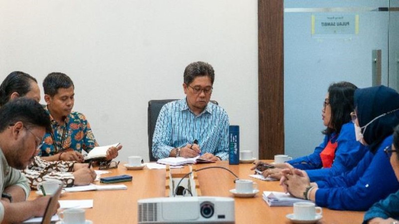 Arsip-Tim Kantor Staf Presiden (KSP) menerima audiensi pemegang polis AJB Bumiputera 1912 di Gedung Bina Graha, Jakarta, Rabu (8/3/2023). (ANTARA/HO-Kantor Staf Presiden)