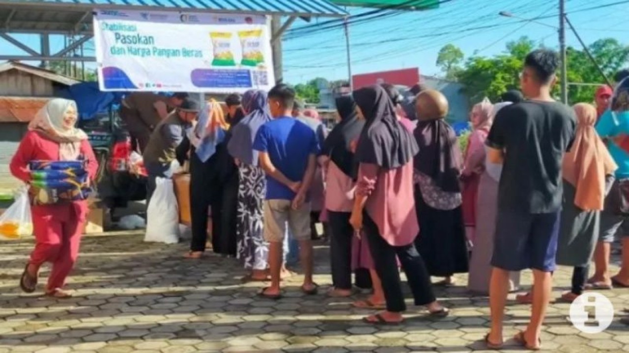 Pemerintah Kabupaten Paser, Kalimantan Timur, bekerja sama dengan Bulog setempat menggelar pasar murah pangan untuk masyarakat. (ANTARA/R. Wartono)