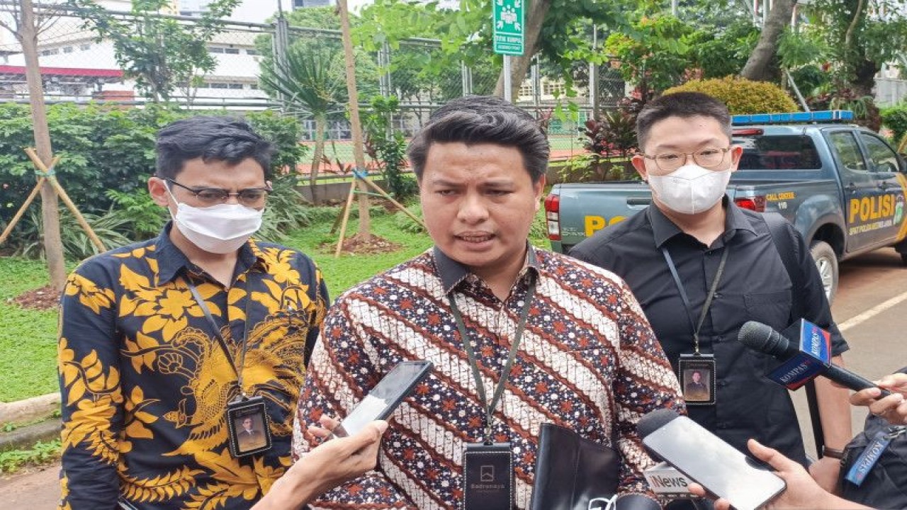 Kuasa hukum anak AG, Mangatta Toding Allo mendatangi Polda Metro Jaya untuk berkonsultasi dengan penyidik di Jakarta, Senin (6/3/2023). ANTARA/Ilham Kausar