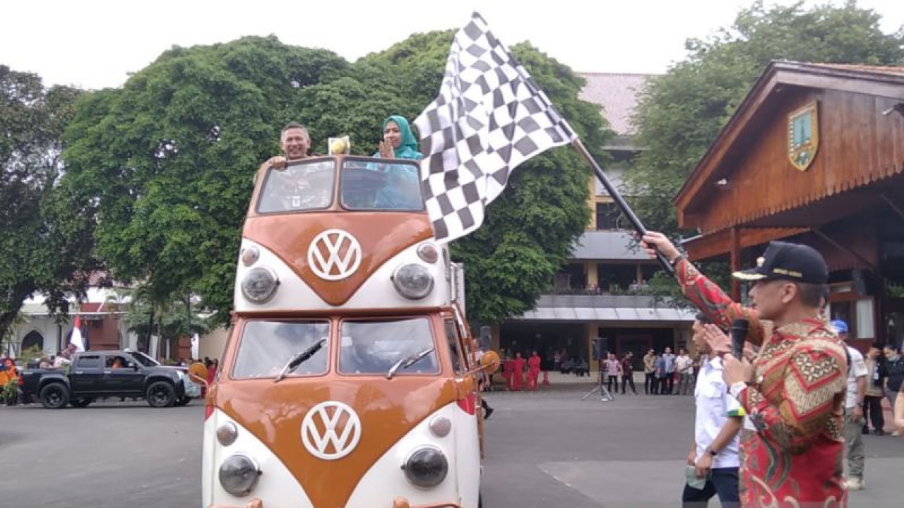 Bupati Kudus Hartopo melepas rombongan kirap Piala Adipura di Pendopo Kabupaten Kudus, Jawa Tengah, Rabu (1/3/2023). (ANTARA/Akhmad Nazaruddin Lathif)
